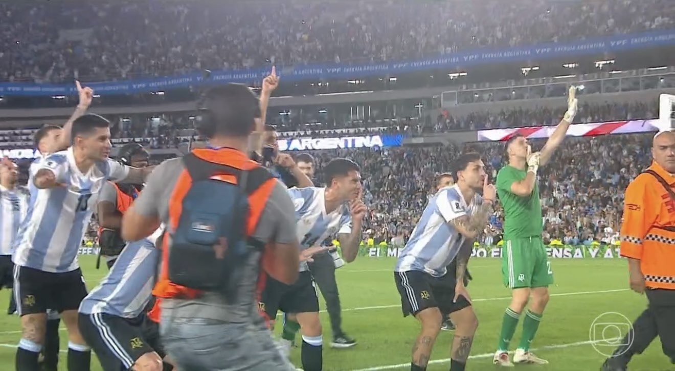 為巴西默哀一分鐘！阿根廷球員賽后朝看臺示意，靜下來為巴西默哀