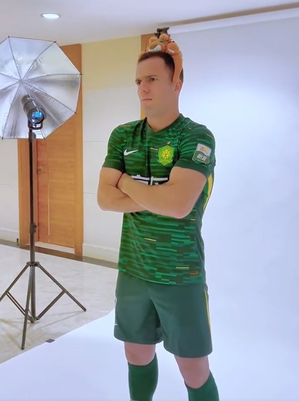 塞爾吉尼奧將迎國安首秀，博主曬其一個月前標準照拍攝花絮