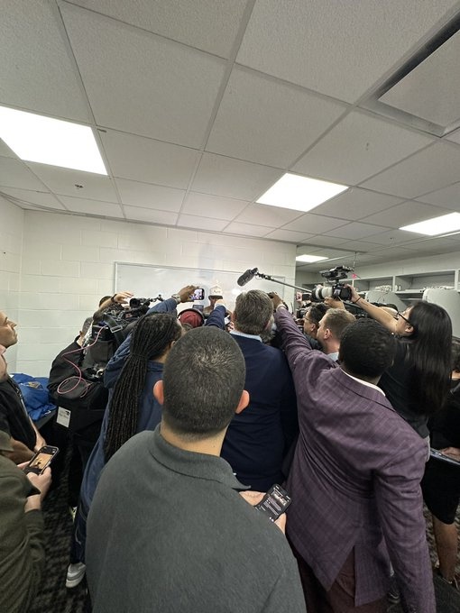 這陣勢！巴特勒采訪現場被圍得水泄不通