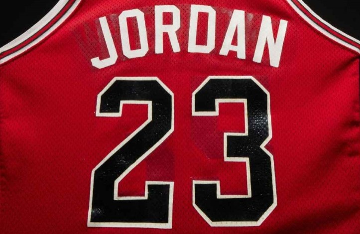喬丹生涯首件球衣拍出421.5萬 NBA球衣歷史第五高&第一是最后一舞