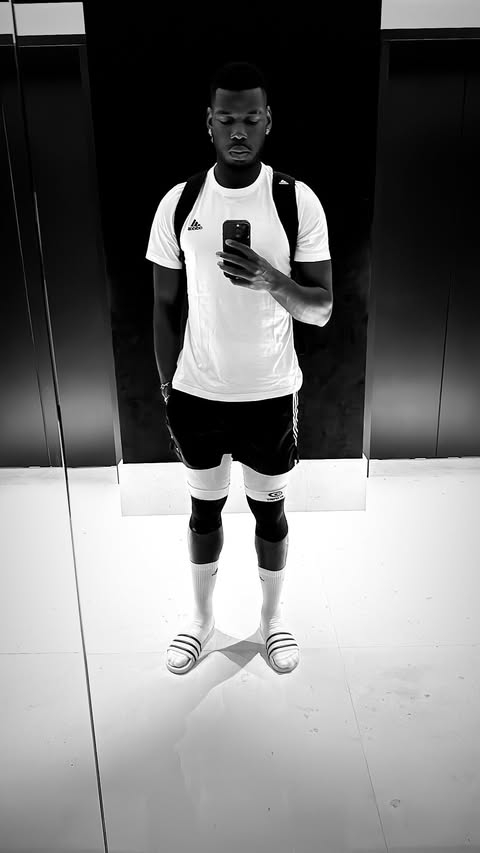 解禁但失業中！博格巴社媒曬自拍，白T恤小背包+長襪搭涼鞋