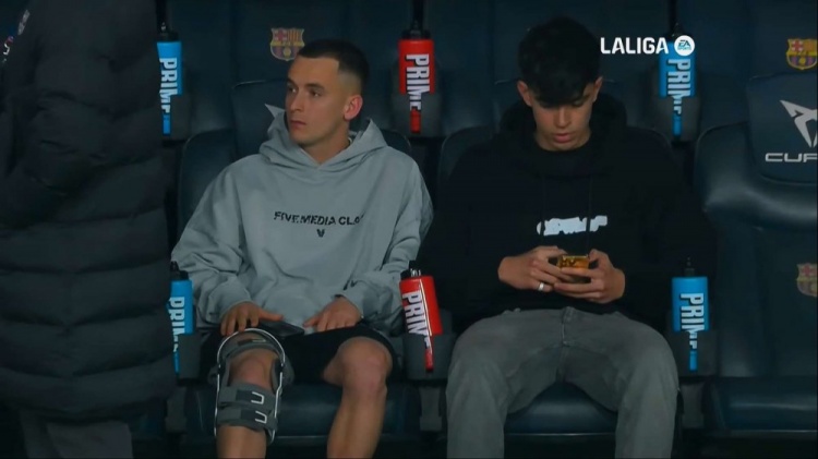 早日康復！卡薩多換發型+佩戴護具觀看巴薩vs奧薩蘇納