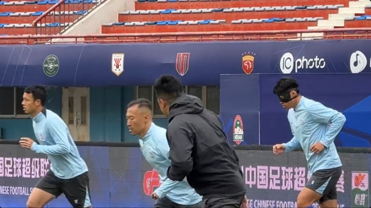 申花今天賽前踩場訓(xùn)練，中衛(wèi)朱辰杰戴面具參加
