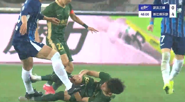 王鈺棟傷退！鄭凱木身后絆倒+踩中王鈺棟腳踝，后者被擔架抬下