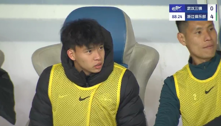 望無大礙！王鈺棟傷退后回到替補席，本場造烏龍+收獲中超處子球