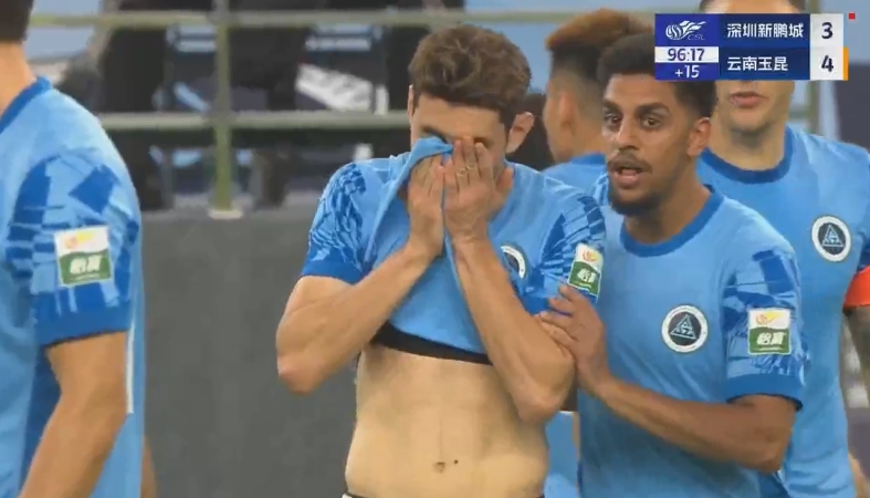 登場僅6分鐘！新鵬城剛扳回一球，拜合拉木揮拳擊打對手染紅！