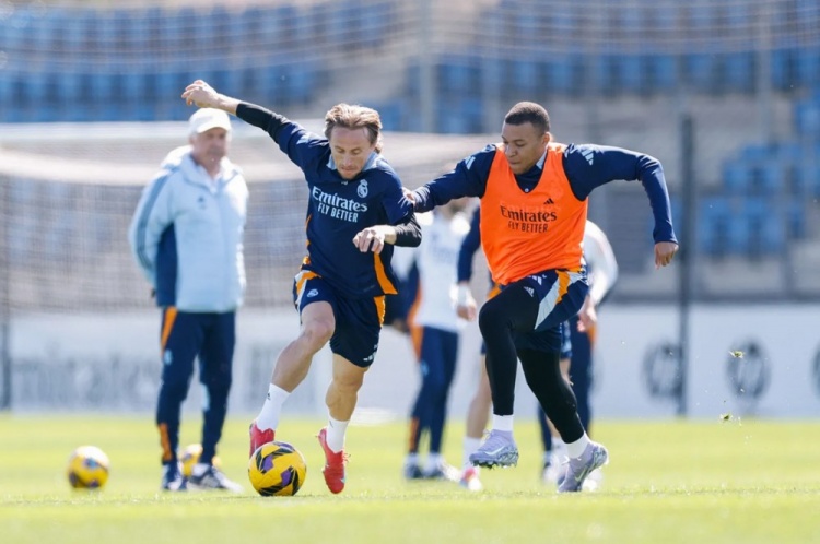 皇馬今日訓練：庫爾圖瓦室內訓練，門迪和塞巴略斯繼續恢復過程