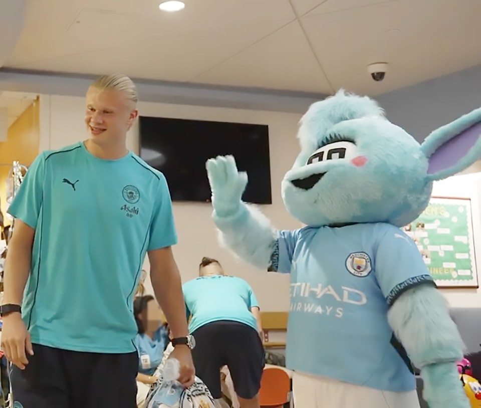 曼城否認(rèn)哈蘭德?lián)舸蚣槲镱^部致員工受傷，員工指控：想掩蓋事實(shí)