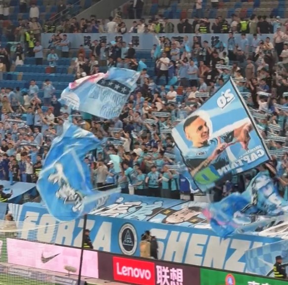 記者：城市集團(tuán)高層現(xiàn)場(chǎng)觀看深圳新鵬城 專業(yè)球場(chǎng)氛圍讓他們滿意