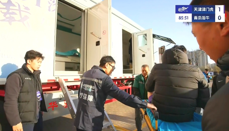 望無大礙！薩爾瓦多被暴力飛鏟傷退，轉播直接切到醫療車CT檢查