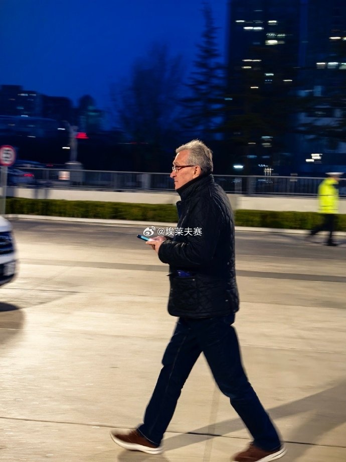 博主：國足主帥伊萬現(xiàn)場觀戰(zhàn)國安vs蓉城，兩隊均擁有多位國腳