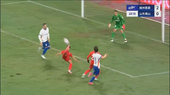 泰山20分鐘0-2落后梅州！楊超聲倒鉤破門&2場3球狂奔半場滑跪慶祝