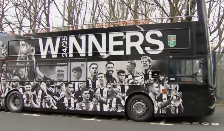 20萬人一起嗨！紐卡奪冠游行大巴亮相：黑色車身+全隊畫像