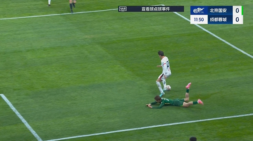 VAR介入超6分鐘！馬寧果斷判點&看VAR后維持原判，法比奧點射破門