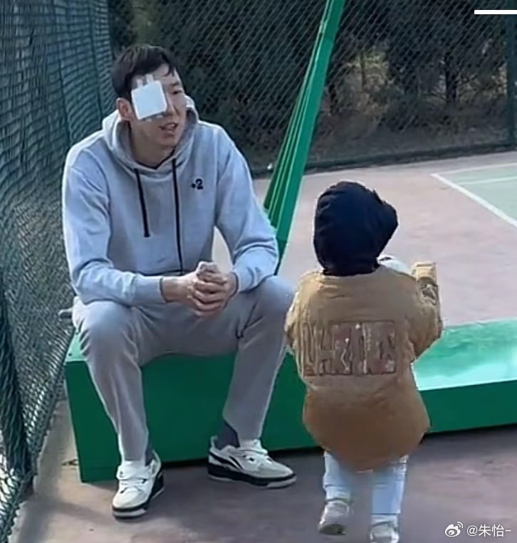 顧家好男人！記者曬出周琦手術后回歸家庭帶娃照片