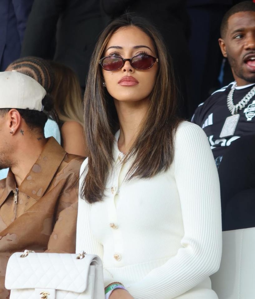 球場失意情場得意！阿里攜超模女友看球 后者大秀美腿&已交往3年