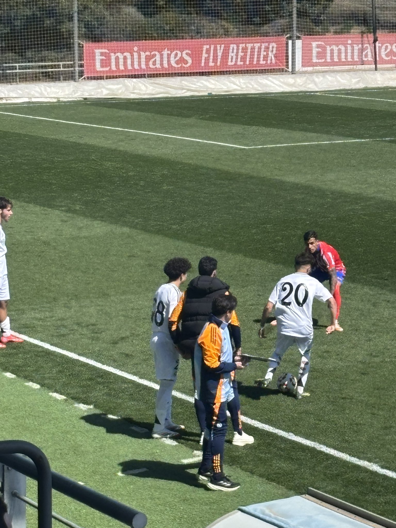 天賦滿滿！馬塞洛15歲兒子恩佐皇馬U19首秀，登場5分鐘腳后跟助攻