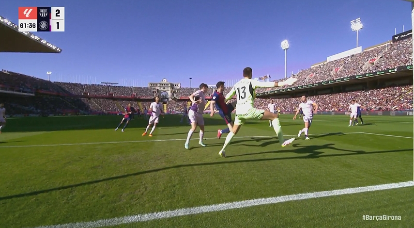 穿門將小門！萊萬(wàn)高難度勾射破門，巴薩主場(chǎng)2-1再度領(lǐng)先赫羅納