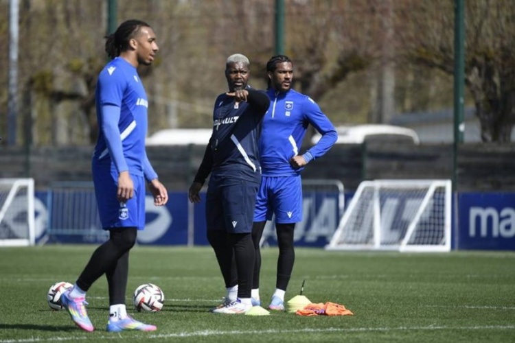 西塞：我現(xiàn)在是歐塞爾的前鋒教練、媒體顧問和音樂DJ！