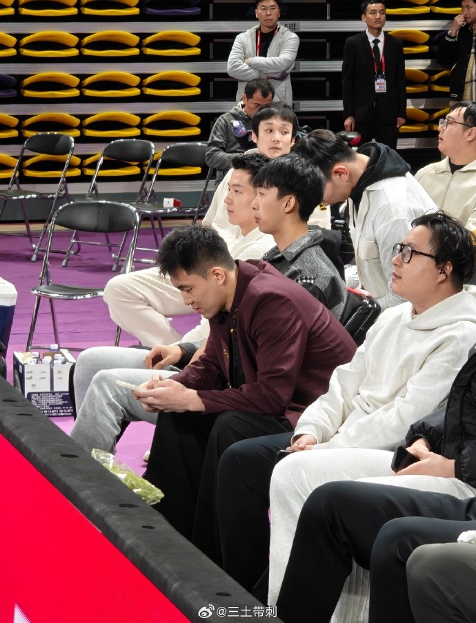 好久不見！郭艾倫與丁彥雨航一同現身廣州男籃主場觀戰