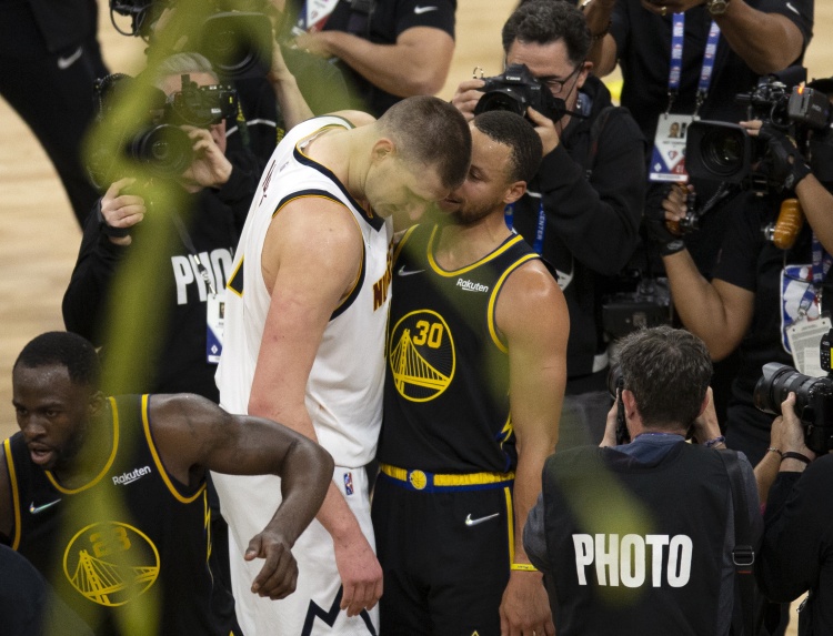 18+米遠！單賽季命中兩記60+英尺投籃的球員：約基奇、庫里