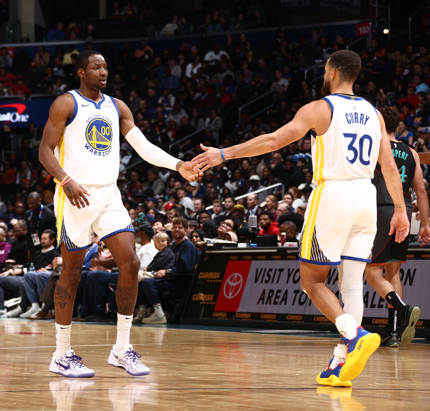 庫里：庫明加突破時(shí)是個(gè)大殺器 我們需要為他吸引防守