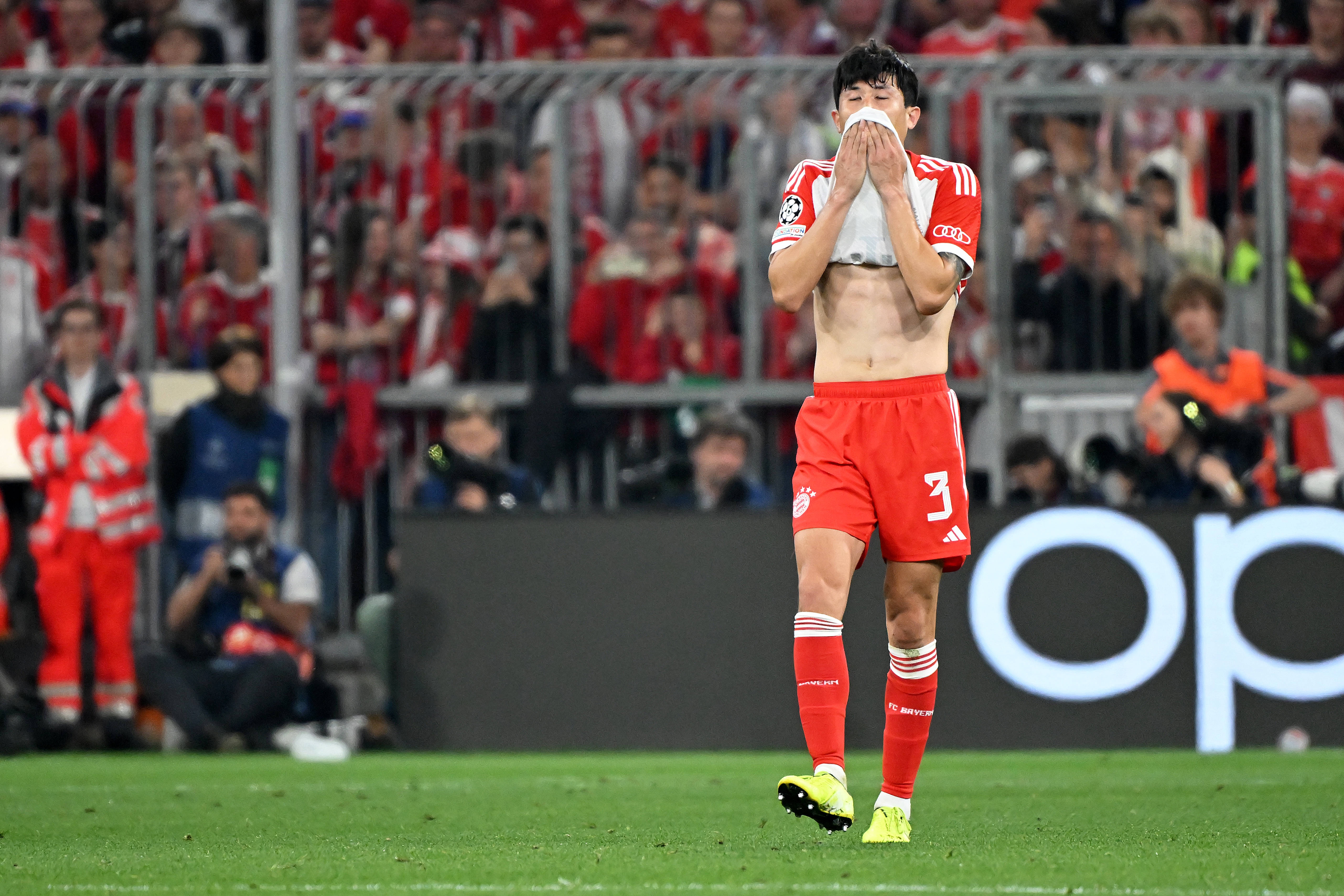 記者：金玟哉帶著感冒出戰圣保利，現在因咳嗽又遭遇了背部問題