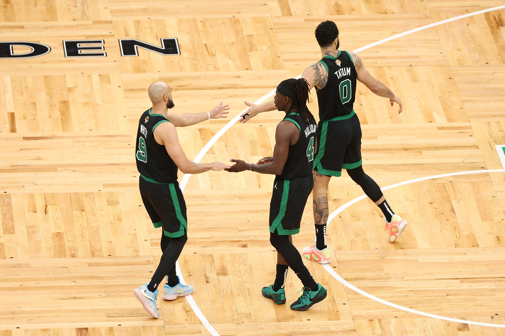 全能雙后衛(wèi)！朱-霍勒迪拿18分6板7助 德里克-懷特砍14分8板10助