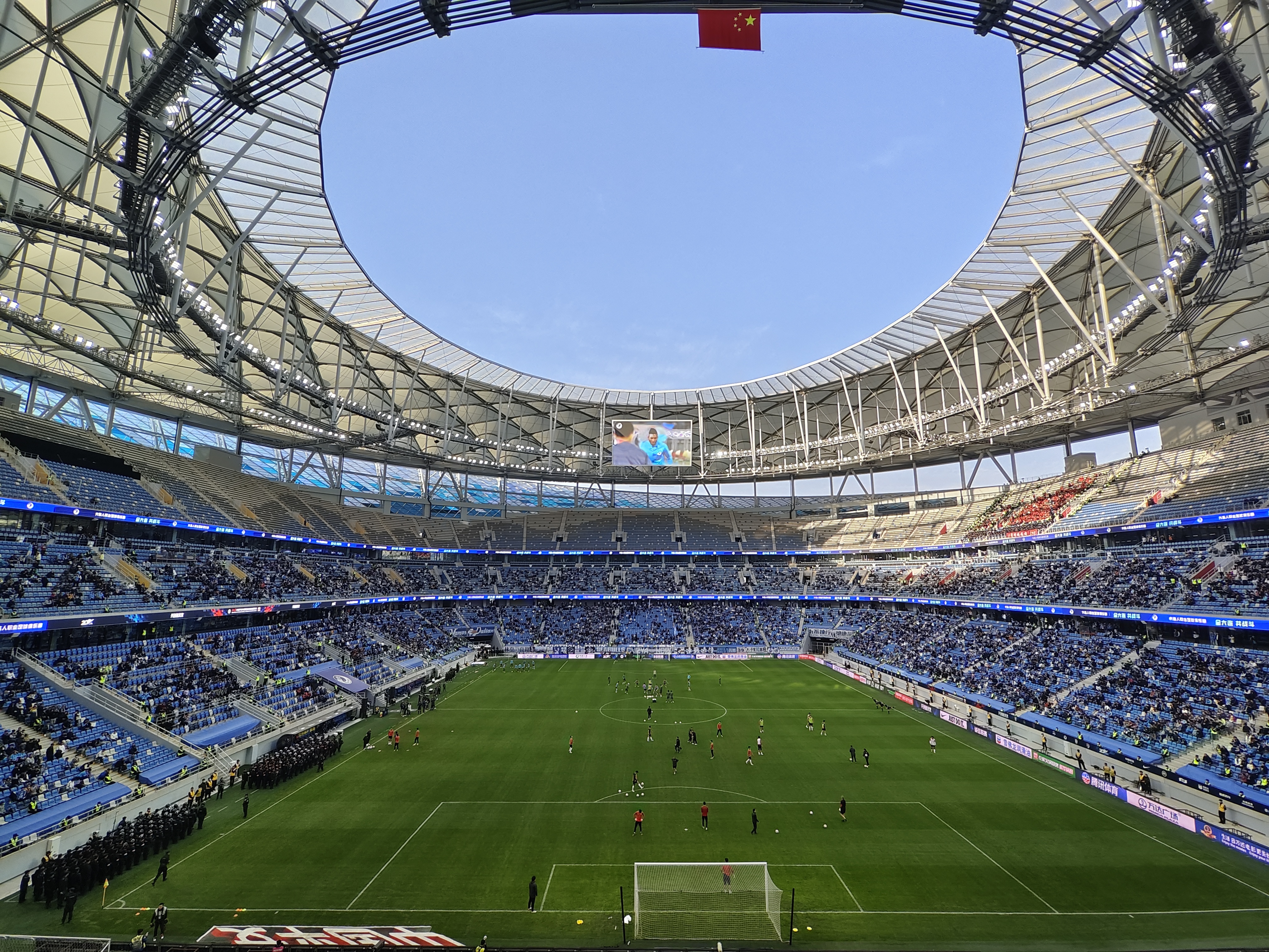 足球報：梭魚灣后勤保障為英博贏球打下基礎，工作人員清晨清雪