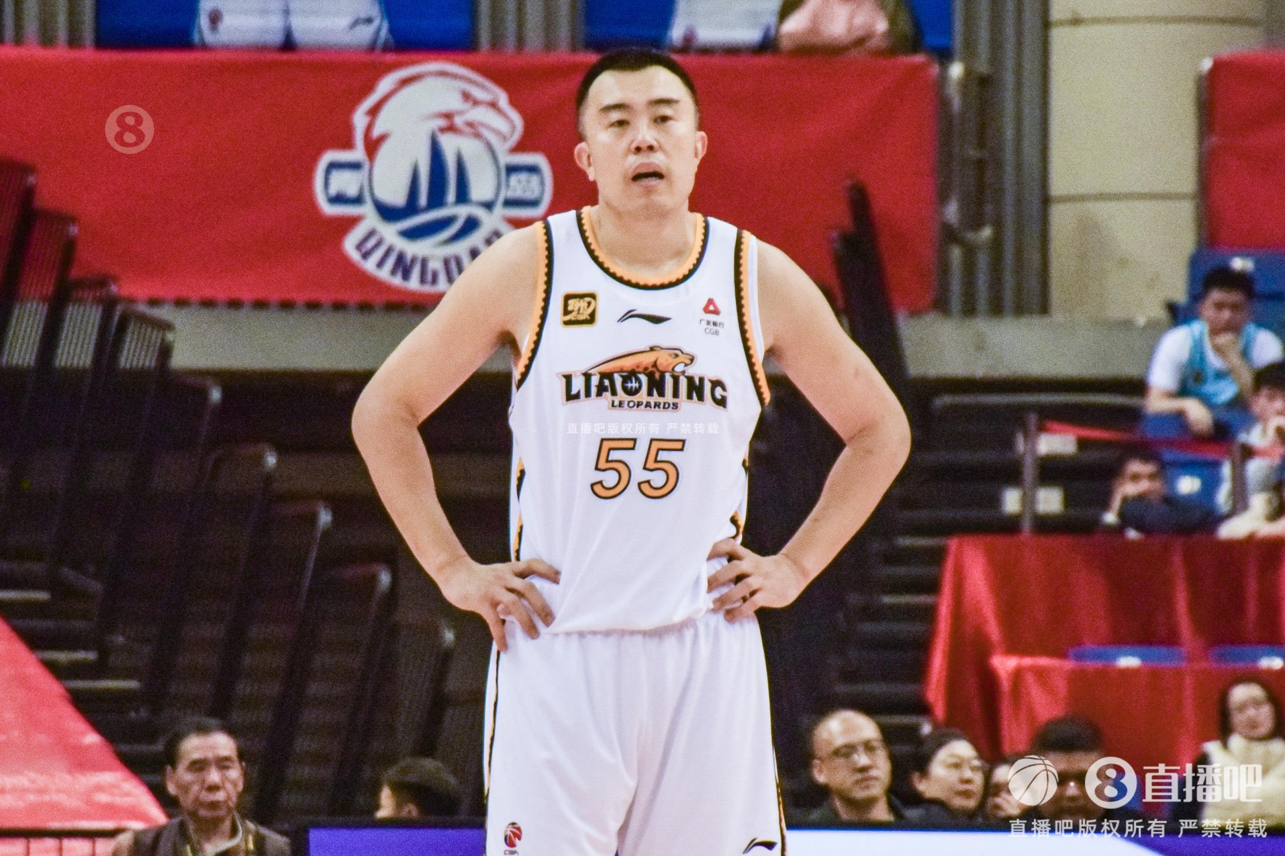 老將不容易！韓德君帶傷出戰(zhàn)半場6分鐘5犯 僅2板2助