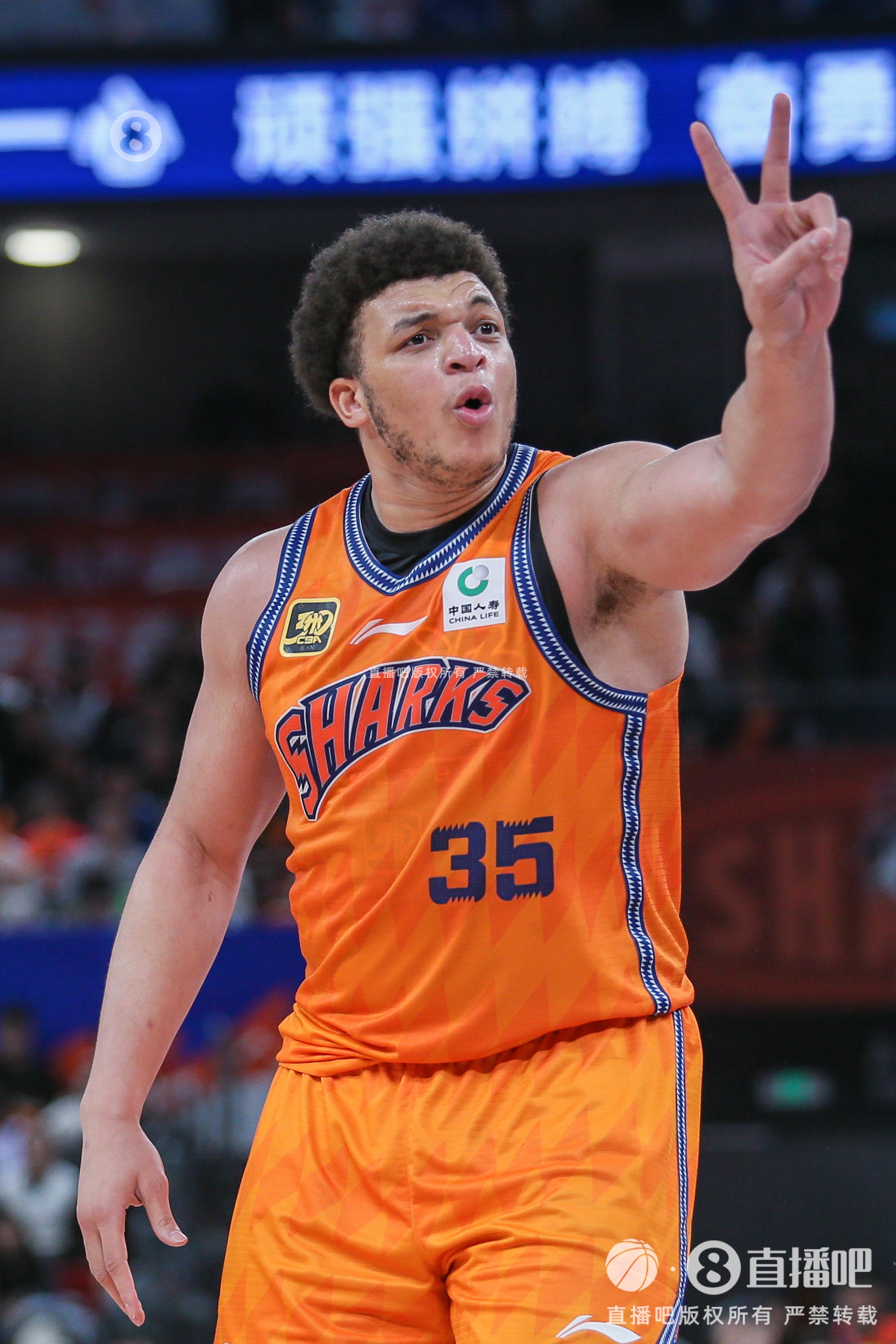 官方：洛夫頓對裁判使用不當手勢&發表不當言論合計停賽2場 罰5萬