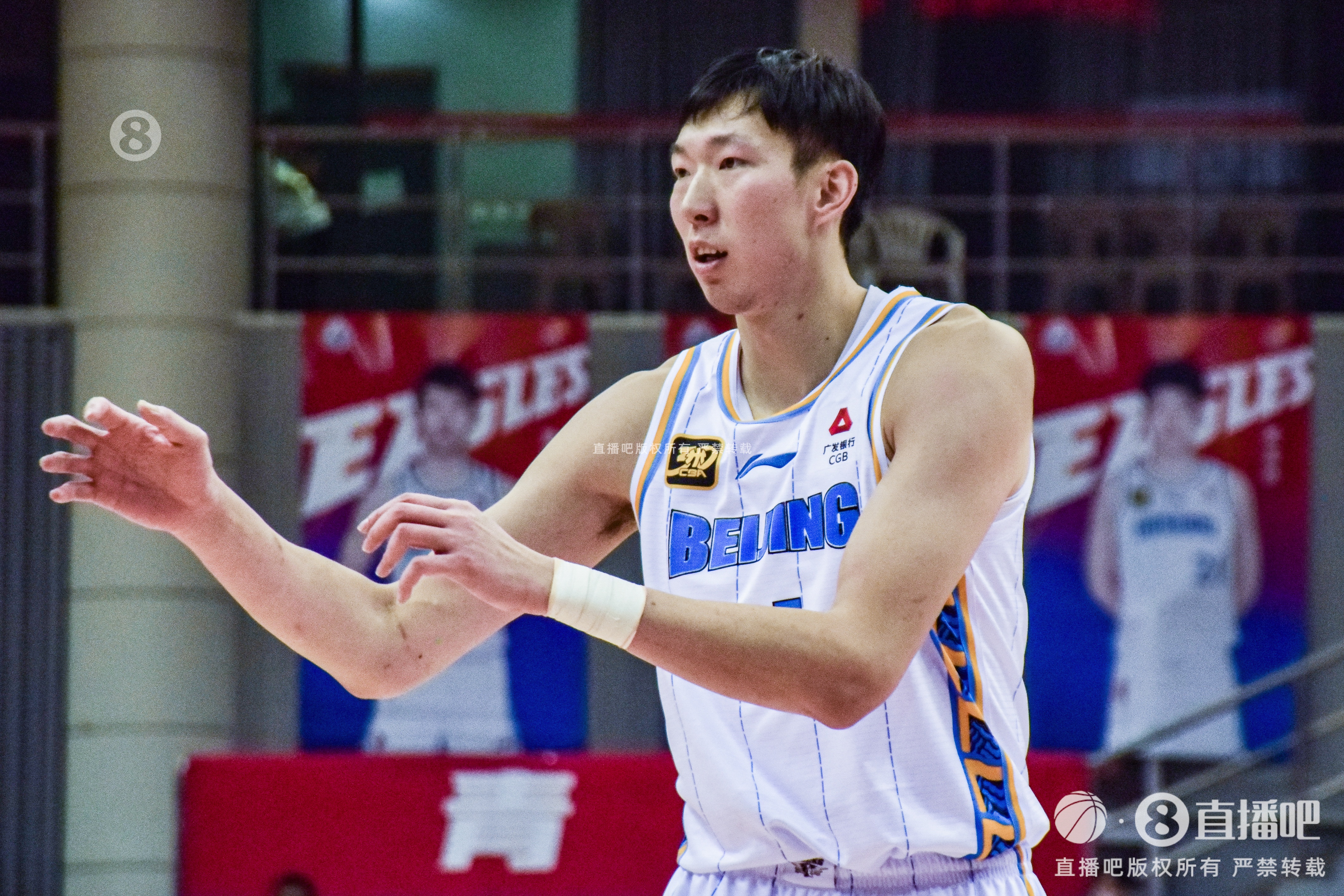 有一手小策應！周琦半場送8助 4中3拿6分4板2帽