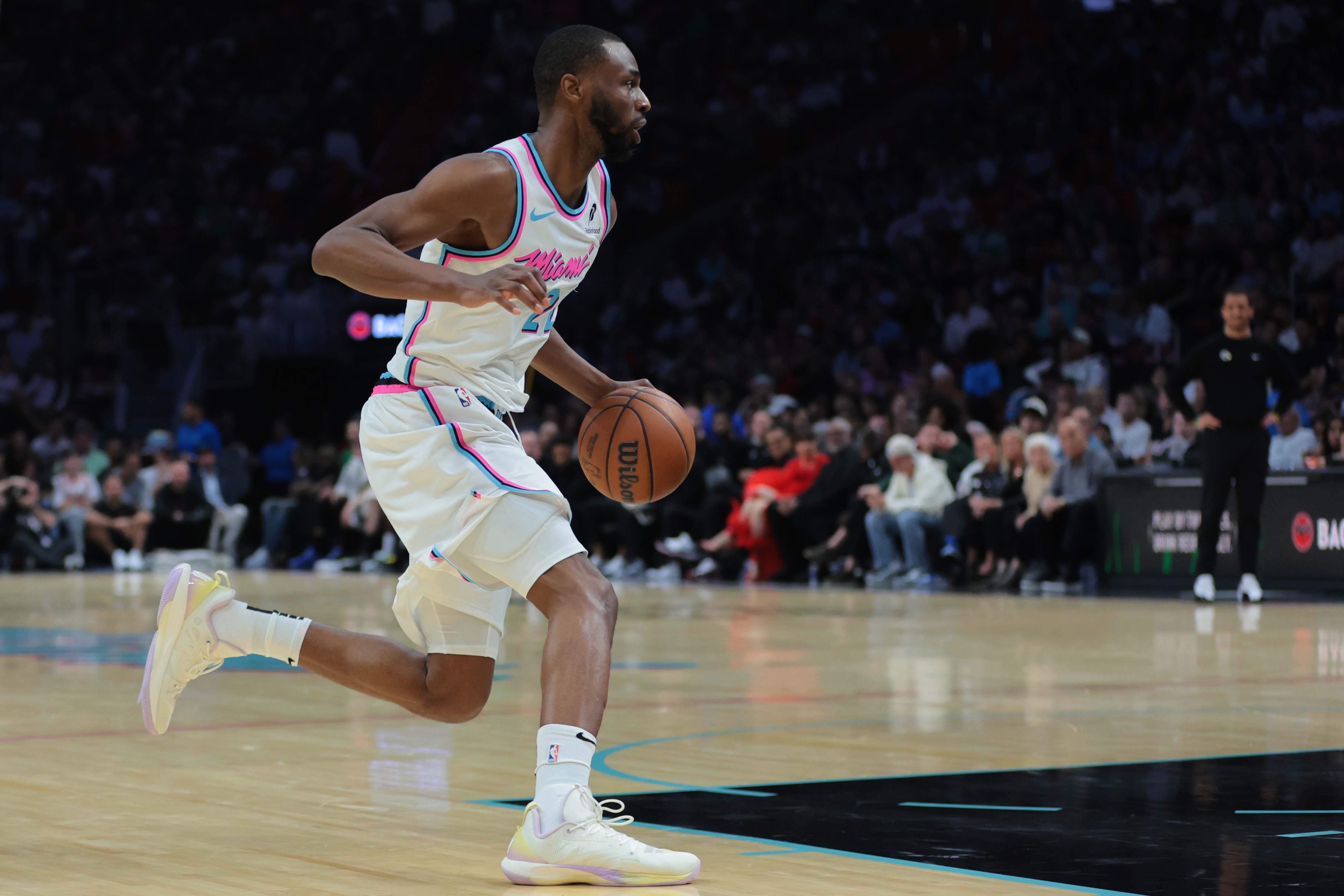 關(guān)鍵中投收比賽！維金斯15中6&三分6中2拿到16分5板3助