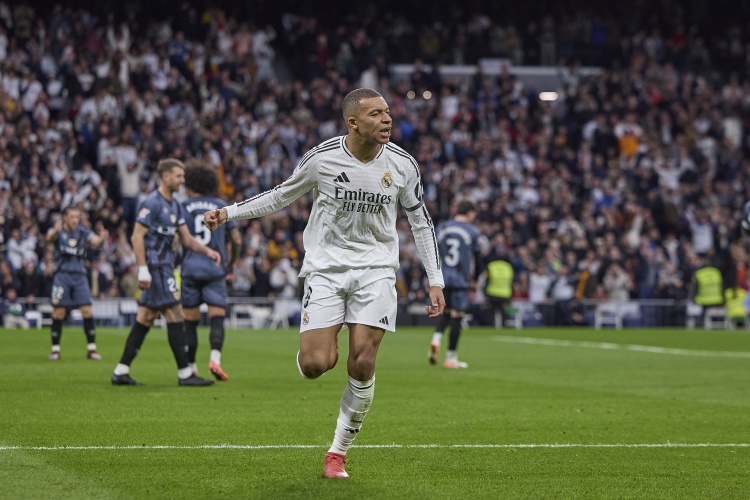 與弗蘭-加西亞配合破門，這是姆巴佩職業(yè)生涯第一次攻入任意球