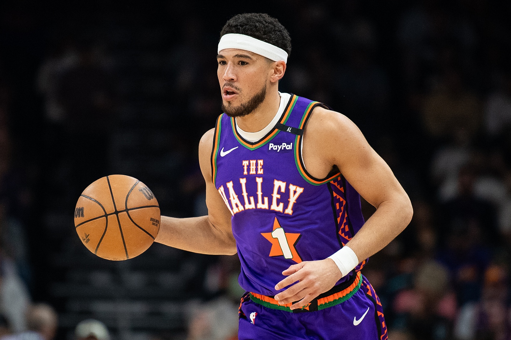 苦苦支撐！布克半場11中9砍下20分 正負值-20