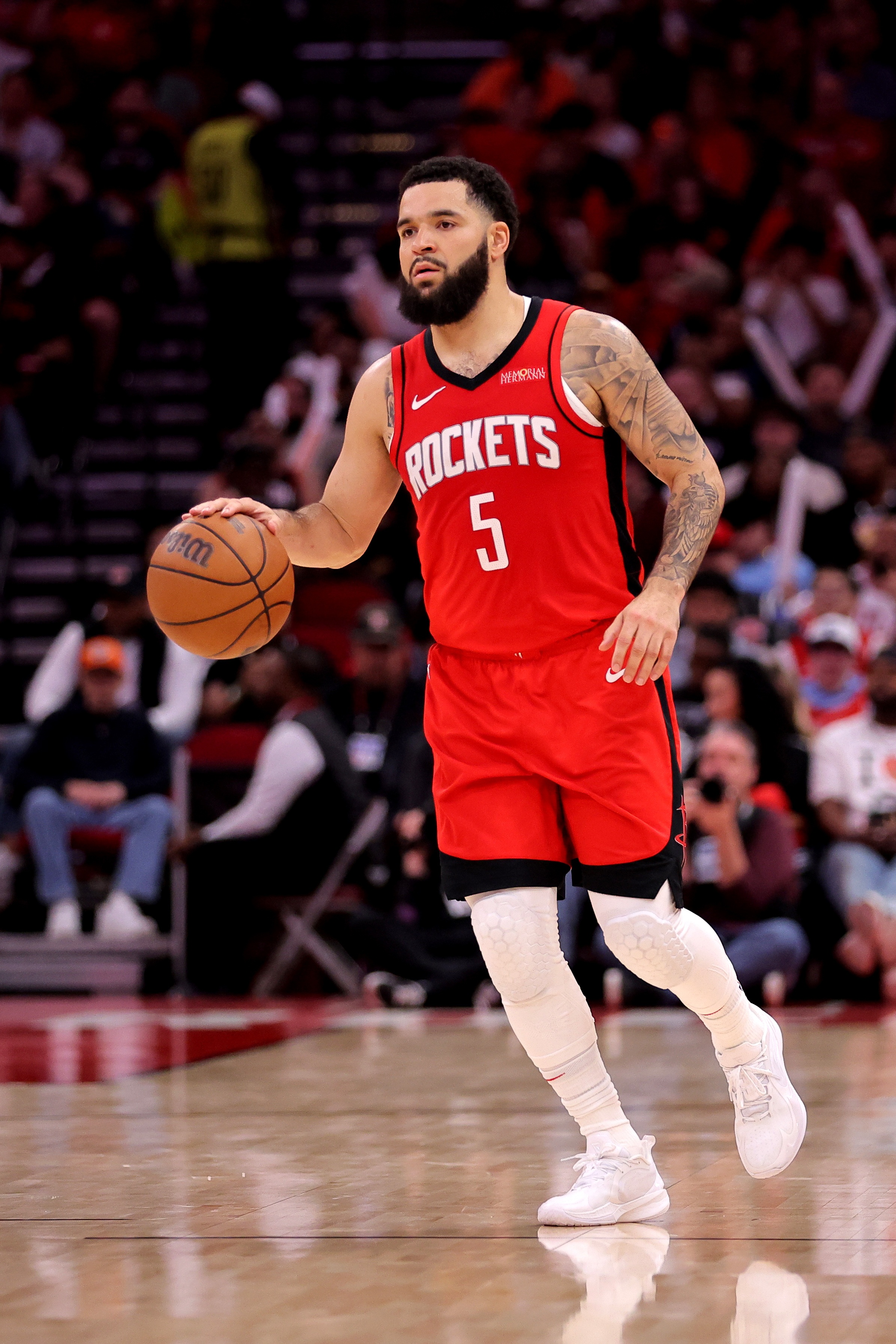 沒找到筐！范弗里特半場6中0得分掛零 但送出全隊最高5助攻