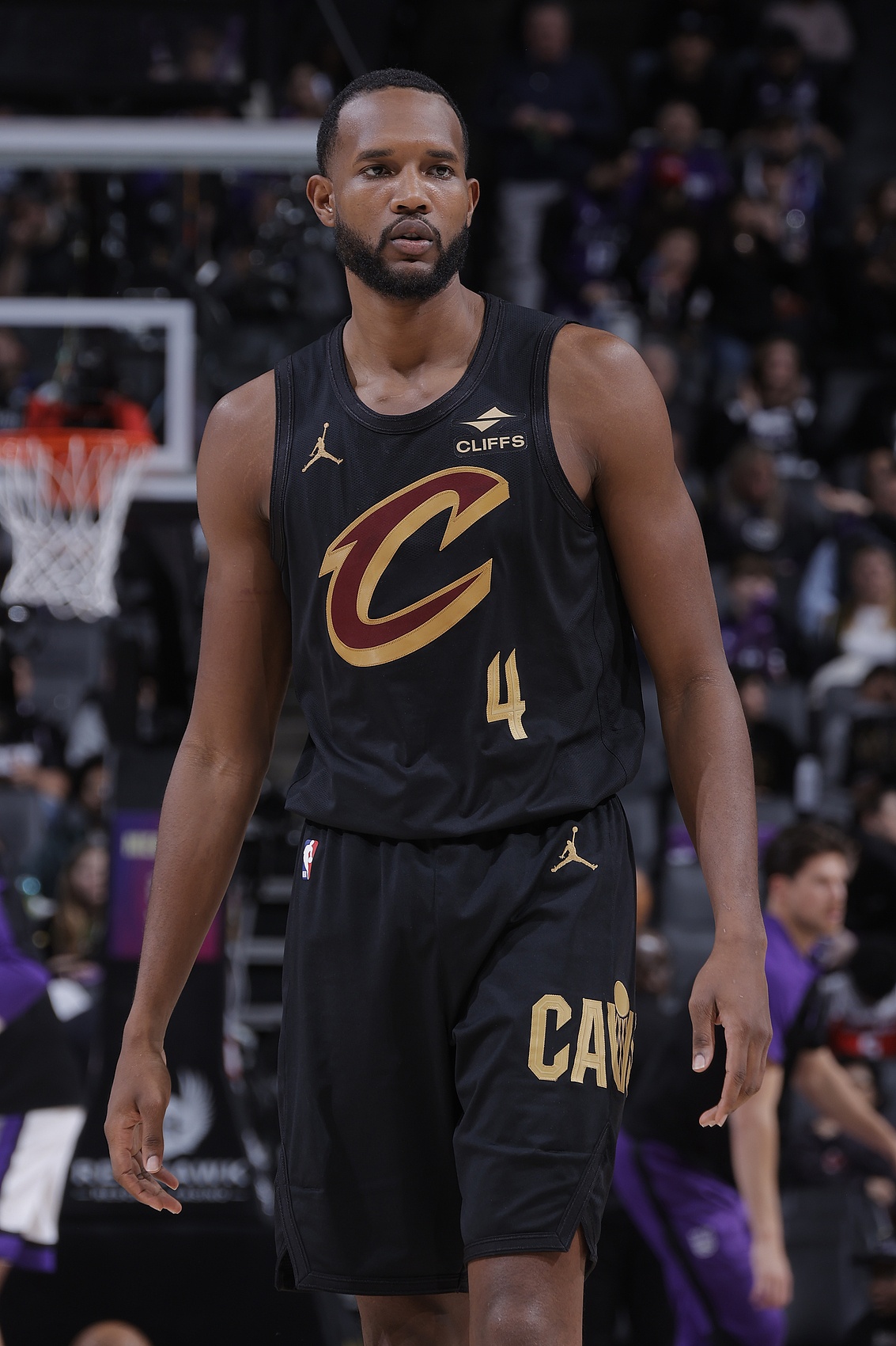 攻防全能！莫布里上半場10中5得到13分7板3帽