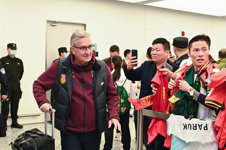 國足助教陳濤：開場就應該跟對手磕，踢了5分鐘就感覺在收著踢