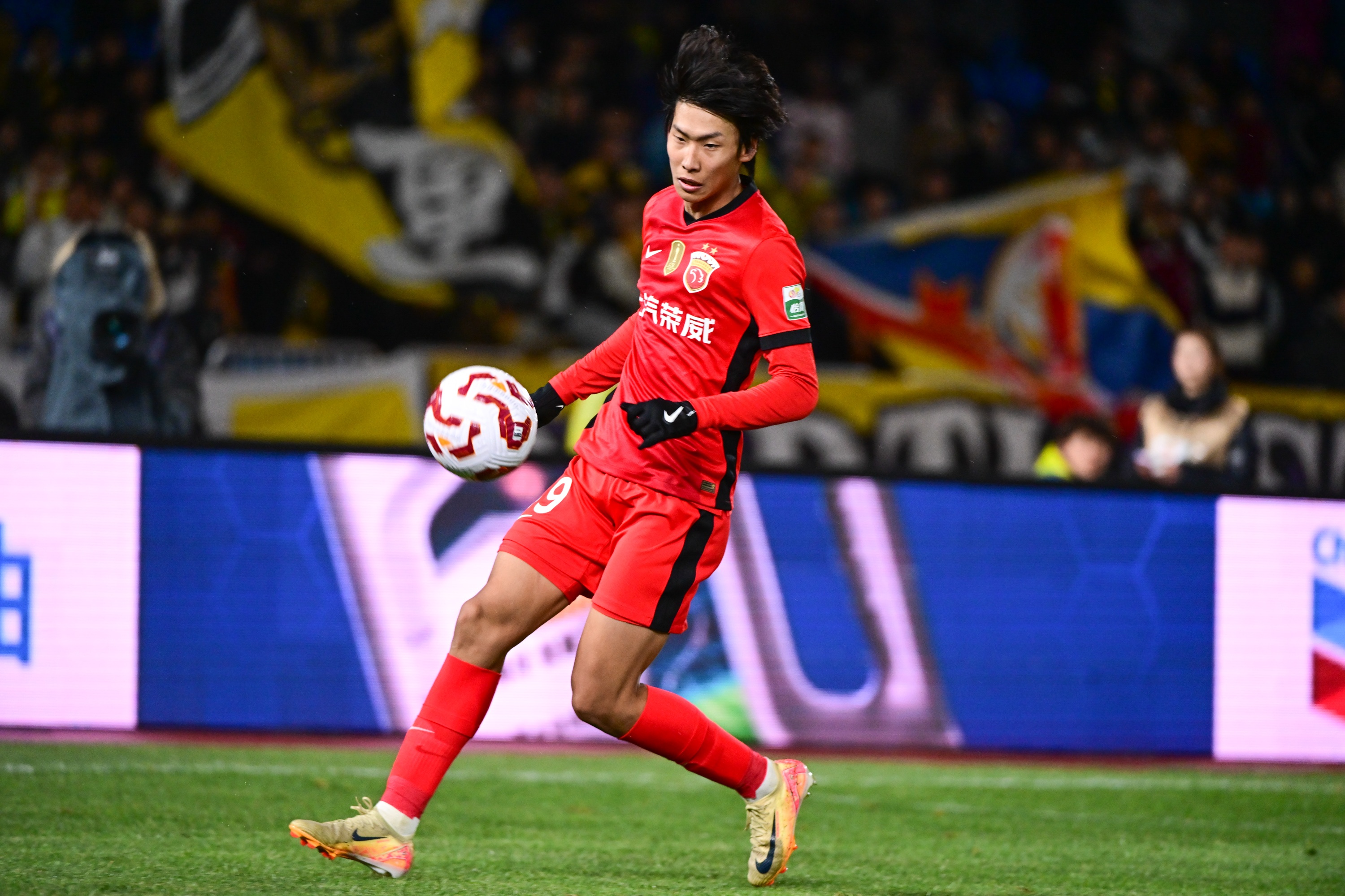 記者：從李新翔在兩個聯(lián)賽數(shù)據(jù)來看，中超也就中乙水平？