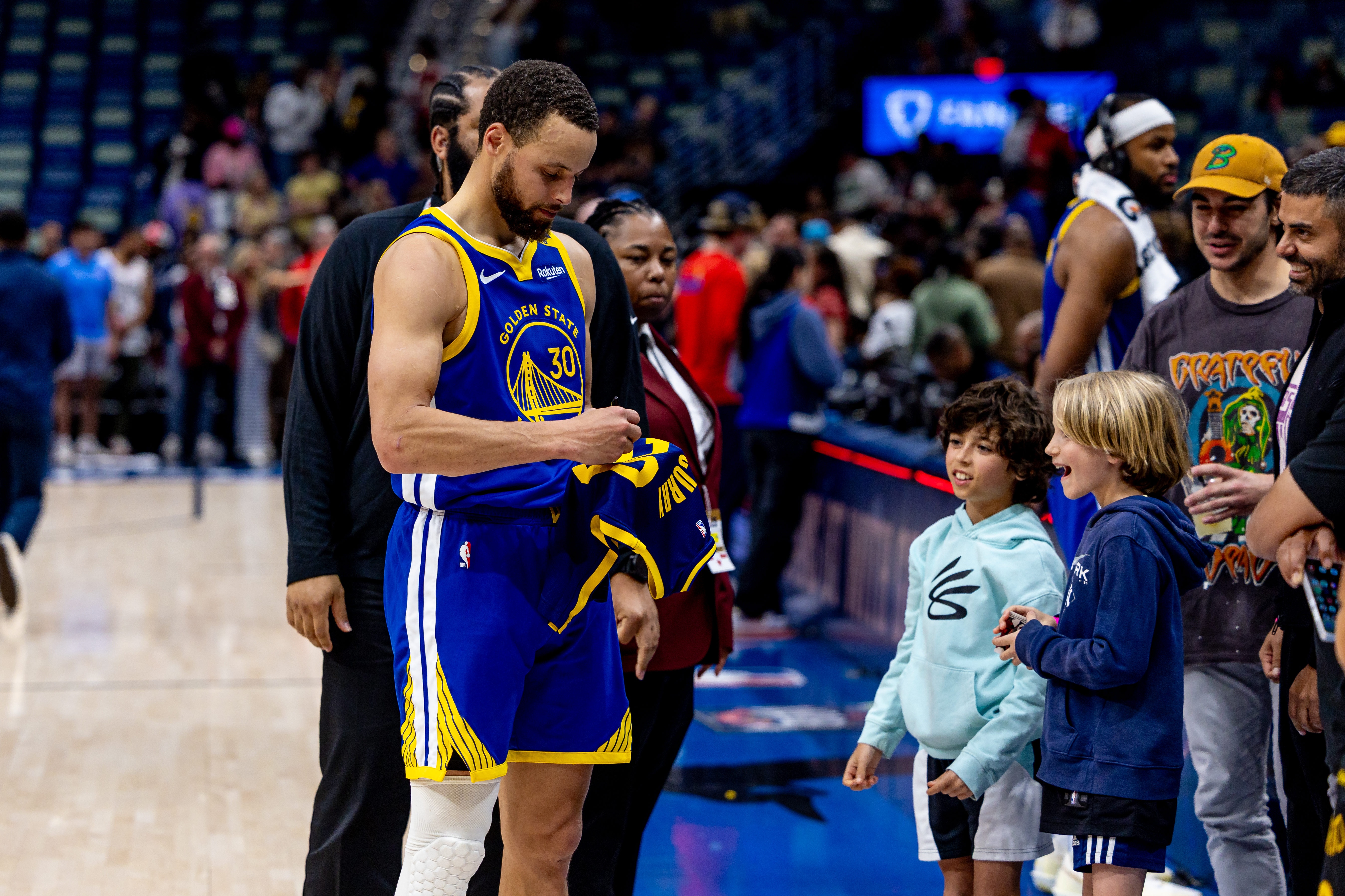 小學生聚會??庫里賽后耐心給小球迷球衣簽名