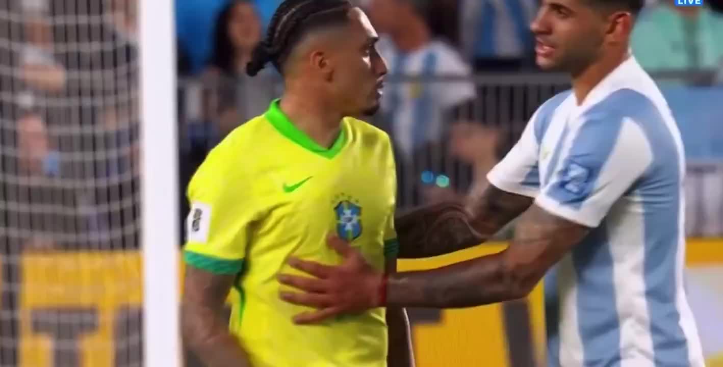 獲稱贊！拉菲尼亞與帕雷德斯等人沖突時，恩德里克趕忙把他拉開